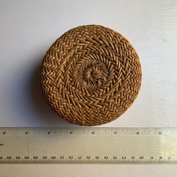 Vintage Tarahumara Miniature Basket with Lid - Hand Woven Pine Needles - Picture 8 of 8